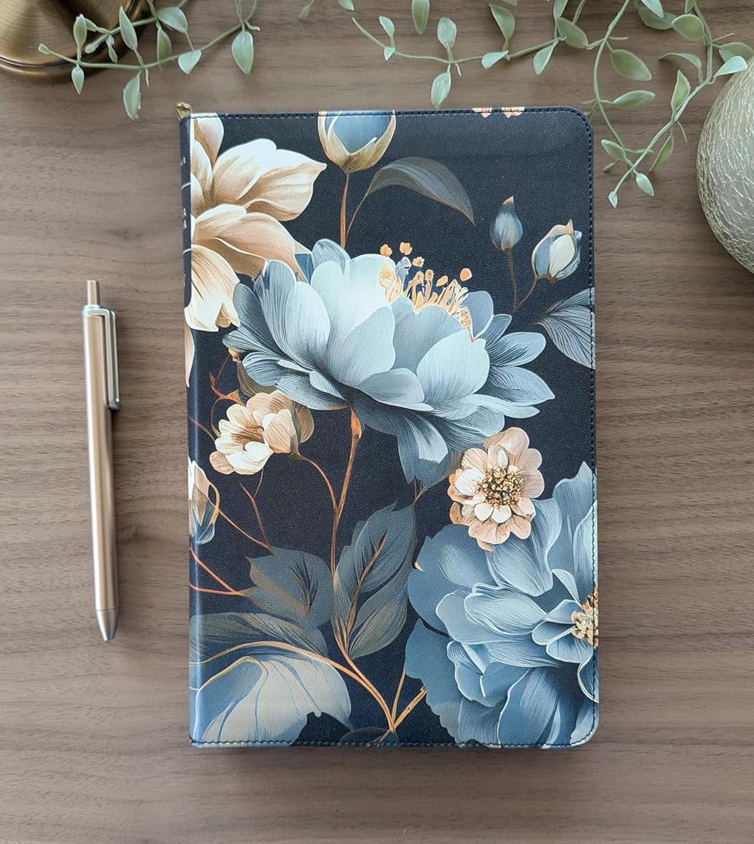 Biblia Ultrafina NTV con Filament (Con zíper, SentiPiel, Azúl flores, Letra Roja)